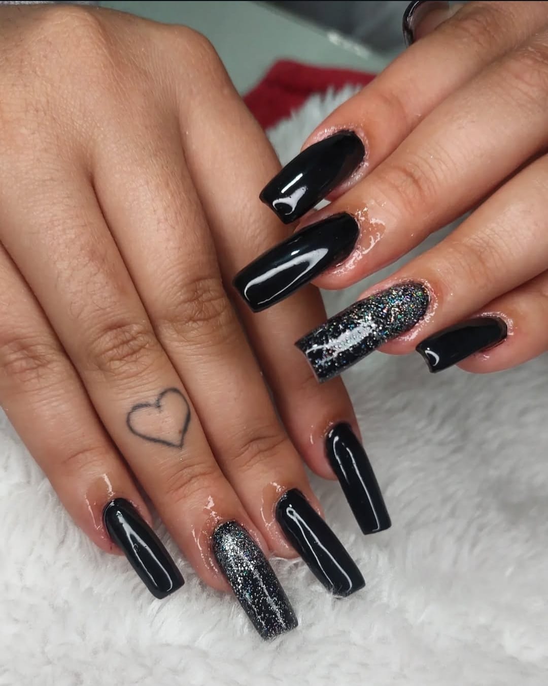 Aplicando óleo nas cutículas