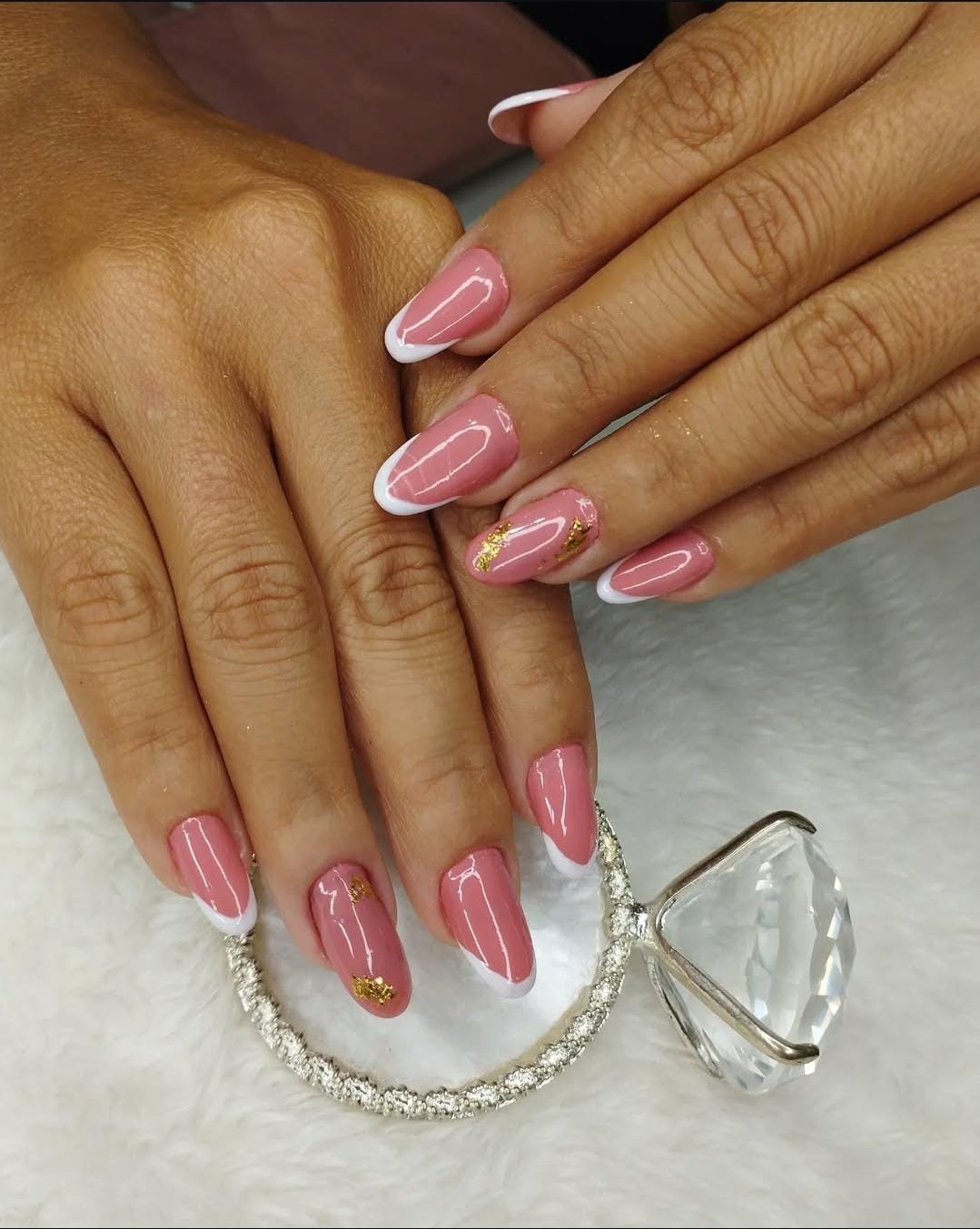 Mesa de manicure com materiais e unhas decoradas